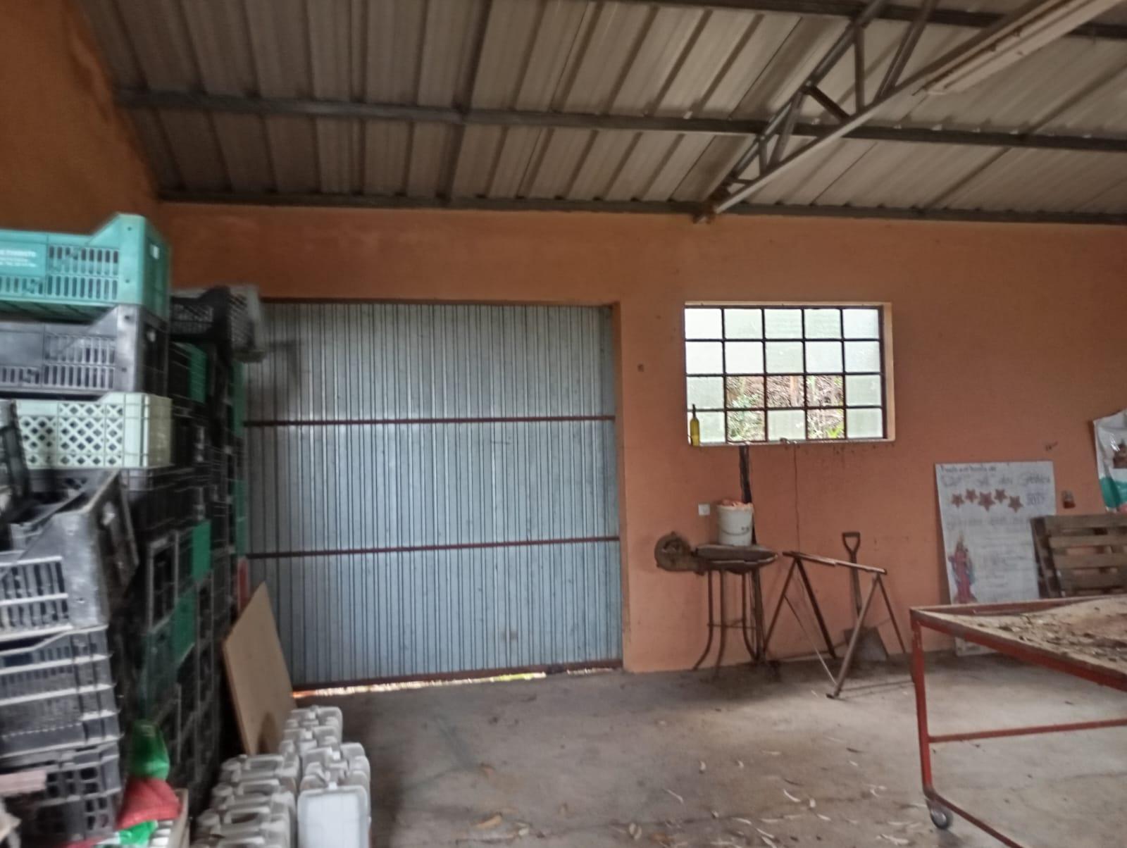 Barracão (Arrumos) em Oiã