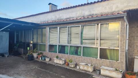 T5 com Terreno, Anexos e Zona de Lazer - Uma Propriedade que Supera Expectativas