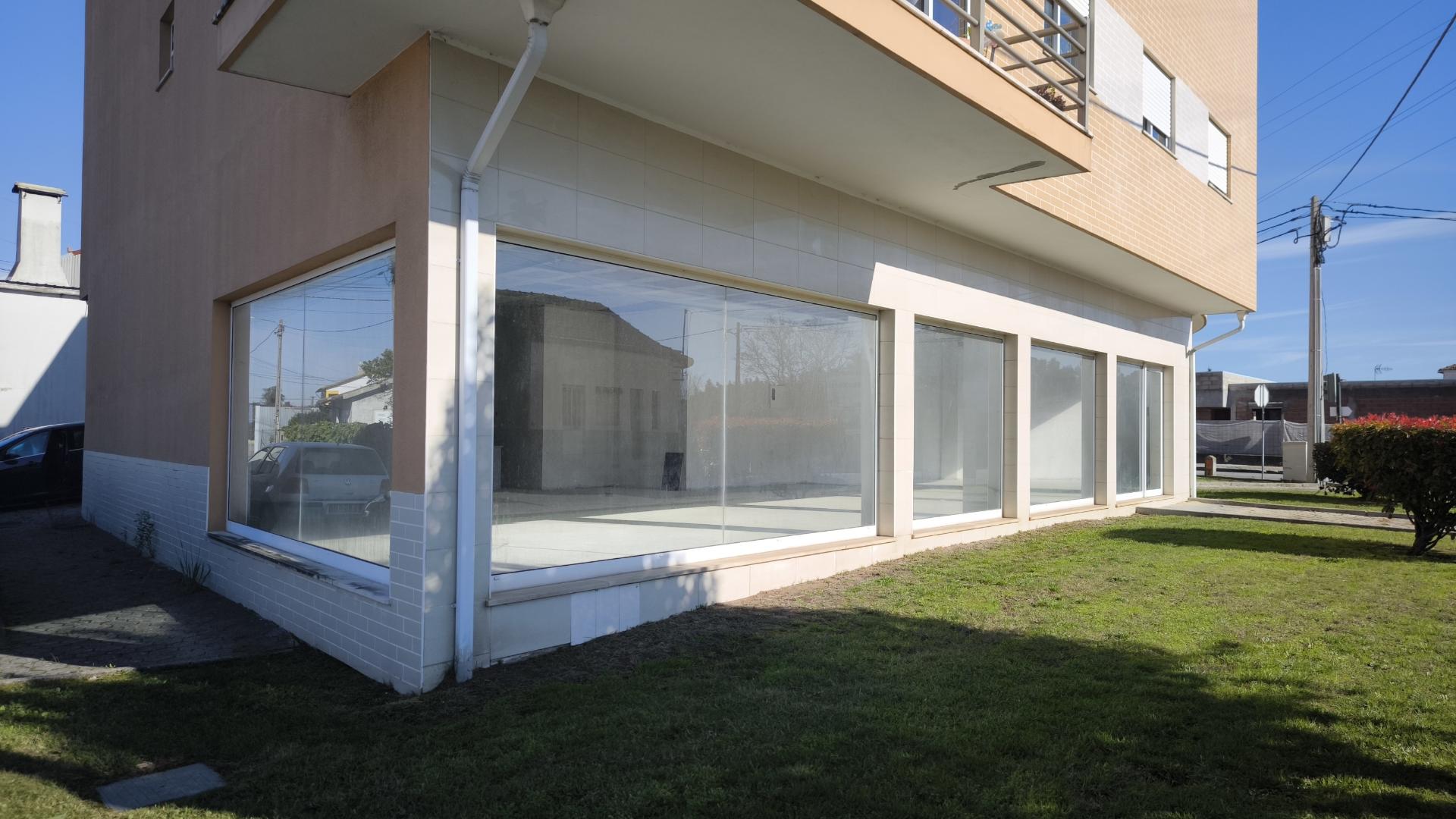 Espaço Comercial Versátil com Garagem e Arrumos Ideal para Negócio ou Conversão Habitacional