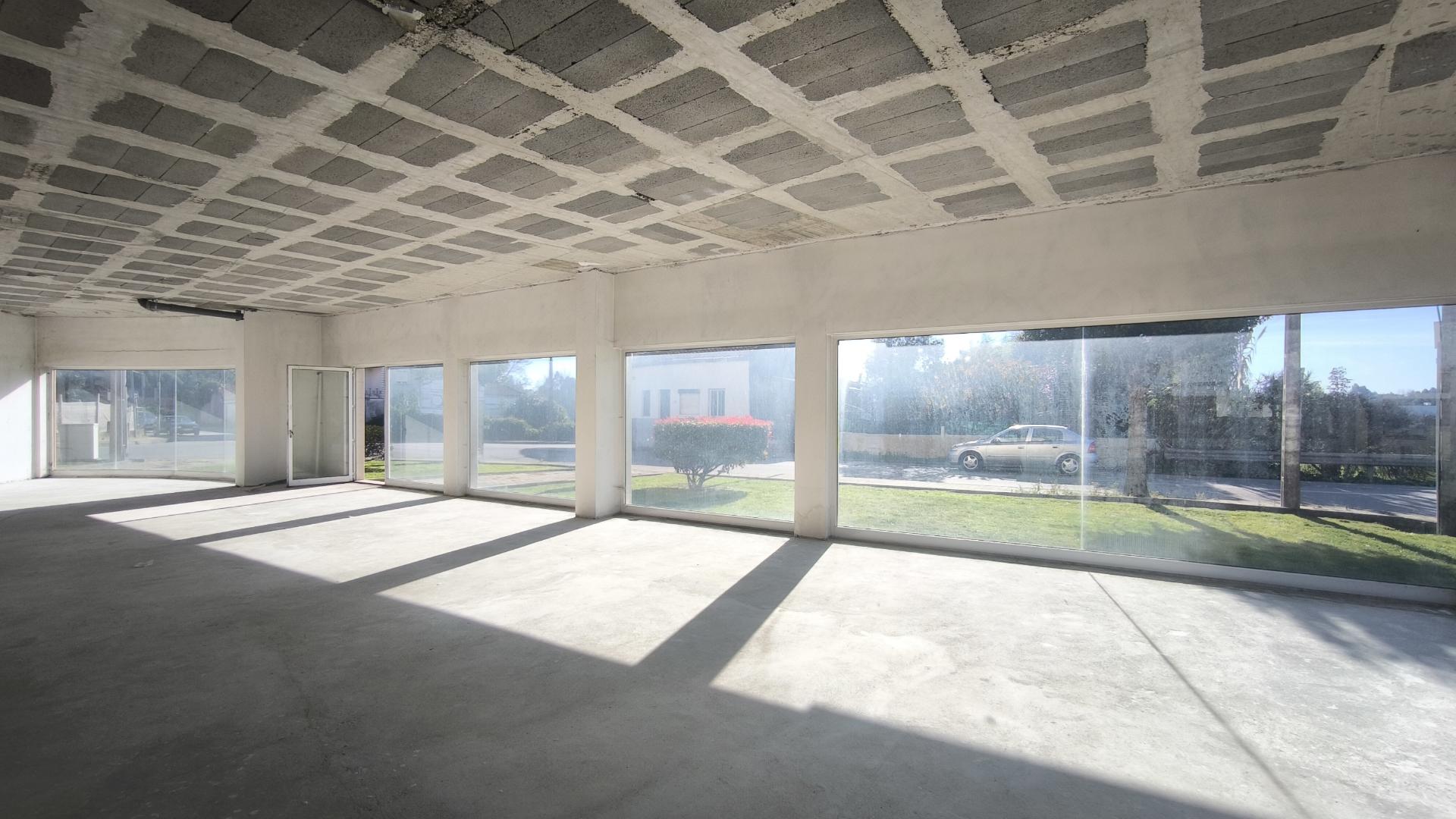 Espaço Comercial Versátil com Garagem e Arrumos Ideal para Negócio ou Conversão Habitacional