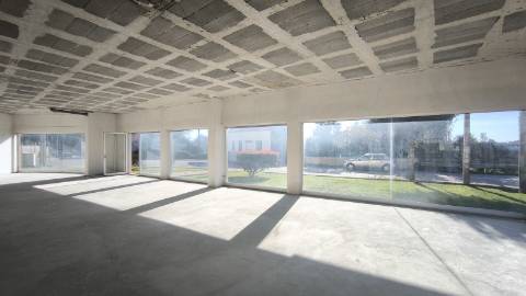 Espaço Comercial Versátil com Garagem e Arrumos Ideal para Negócio ou Conversão Habitacional