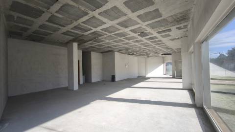 Espaço Comercial Versátil com Garagem e Arrumos Ideal para Negócio ou Conversão Habitacional