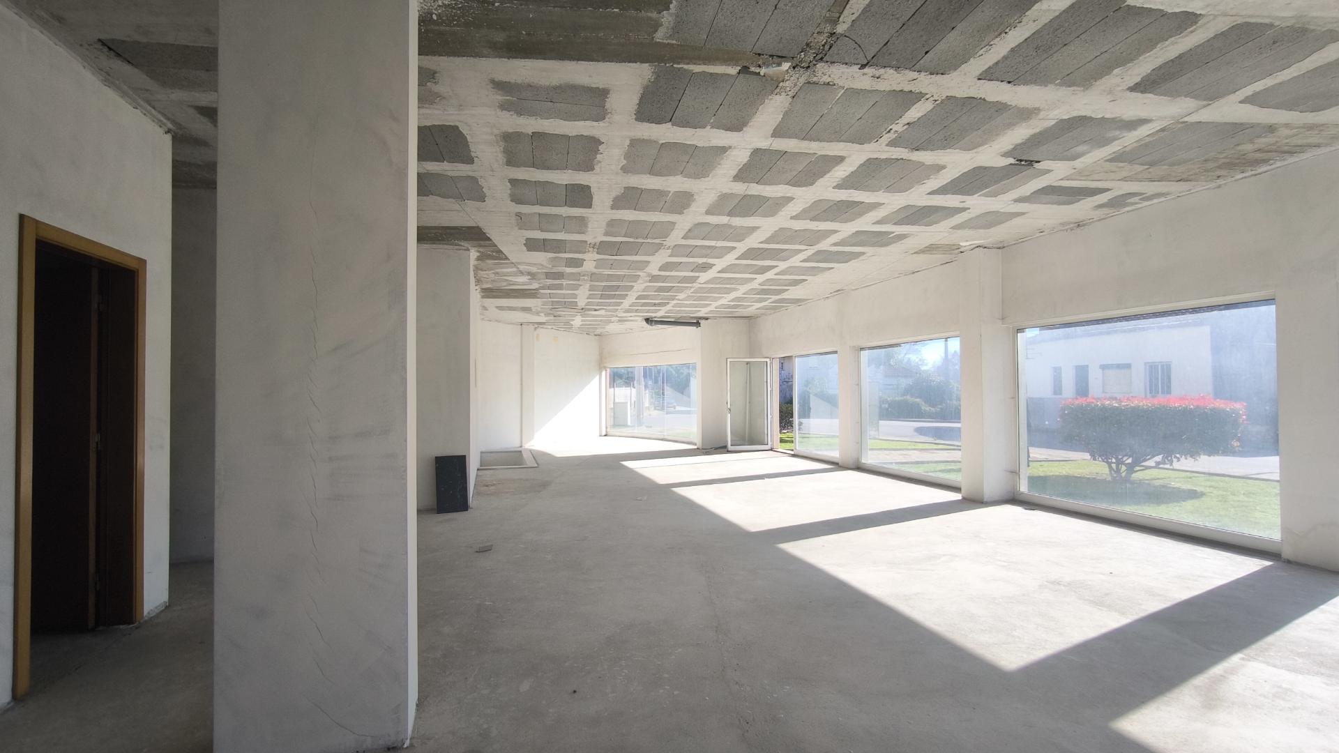 Espaço Comercial Versátil com Garagem e Arrumos Ideal para Negócio ou Conversão Habitacional