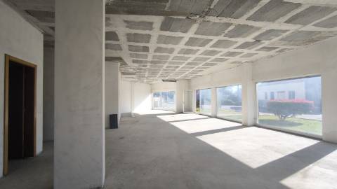 Espaço Comercial Versátil com Garagem e Arrumos Ideal para Negócio ou Conversão Habitacional