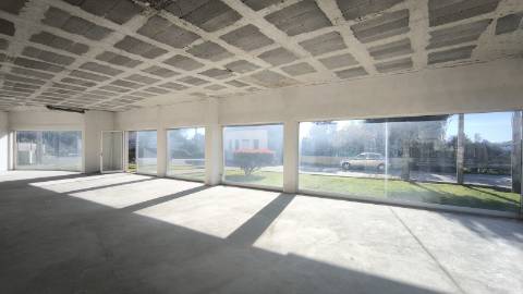 Espaço Comercial Versátil com Garagem e Arrumos Ideal para Negócio ou Conversão Habitacional