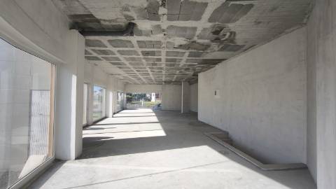 Espaço Comercial Versátil com Garagem e Arrumos Ideal para Negócio ou Conversão Habitacional