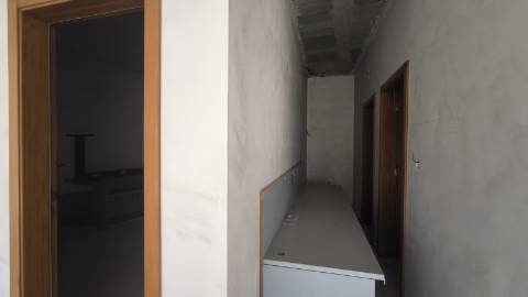 Espaço Comercial Versátil com Garagem e Arrumos Ideal para Negócio ou Conversão Habitacional