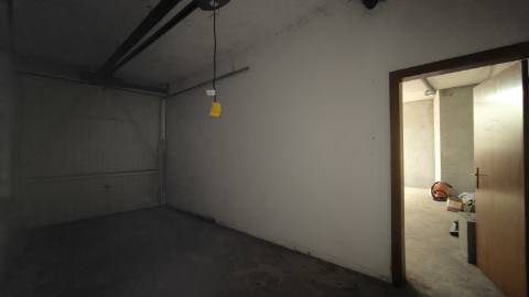 Espaço Comercial Versátil com Garagem e Arrumos Ideal para Negócio ou Conversão Habitacional