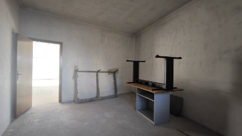 Espaço Comercial Versátil com Garagem e Arrumos Ideal para Negócio ou Conversão Habitacional