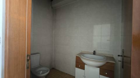 Espaço Comercial Versátil com Garagem e Arrumos Ideal para Negócio ou Conversão Habitacional