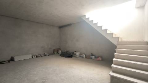 Espaço Comercial Versátil com Garagem e Arrumos Ideal para Negócio ou Conversão Habitacional