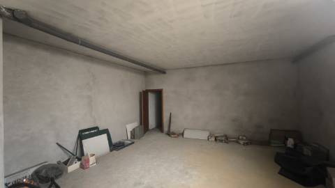 Espaço Comercial Versátil com Garagem e Arrumos Ideal para Negócio ou Conversão Habitacional