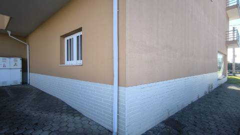 Espaço Comercial Versátil com Garagem e Arrumos Ideal para Negócio ou Conversão Habitacional