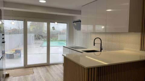 Moradia T3 com Piscina Próximo à Praia da Barra - Viva com Conforto e Localização de Excelência