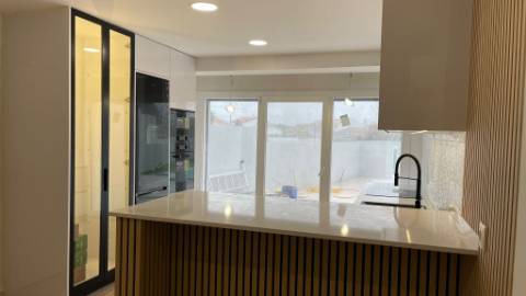 Moradia T3 com Piscina Próximo à Praia da Barra - Viva com Conforto e Localização de Excelência