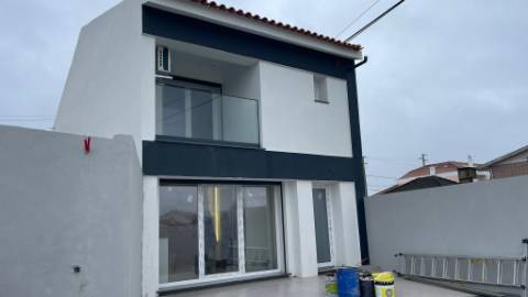 Moradia T3 com Piscina Próximo à Praia da Barra - Viva com Conforto e Localização de Excelência