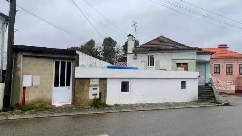 MORADIA T3+2 NO TROVISCAL - ESPAÇO, LOCALIZAÇÃO E UM PREÇO IMPERDÍVEL!