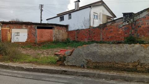 MORADIA T3+2 NO TROVISCAL - ESPAÇO, LOCALIZAÇÃO E UM PREÇO IMPERDÍVEL!