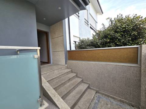 Moradia T4 | 3 Frentes | Sótão | Entrada IC29/A43