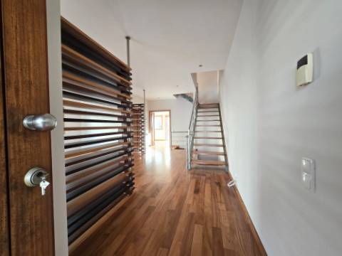 Moradia T4 | 3 Frentes | Sótão | Entrada IC29/A43