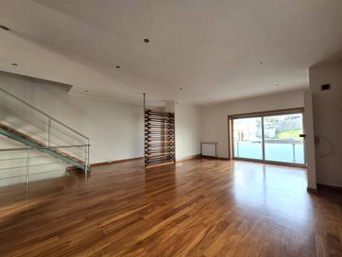 Moradia T4 | 3 Frentes | Sótão | Entrada IC29/A43