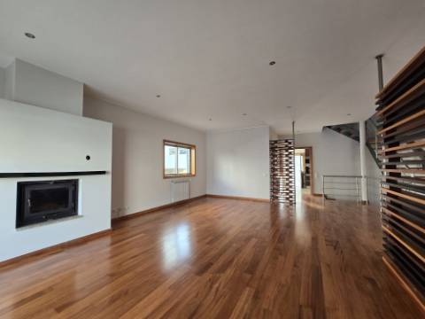 Moradia T4 | 3 Frentes | Sótão | Entrada IC29/A43