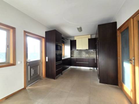 Moradia T4 | 3 Frentes | Sótão | Entrada IC29/A43