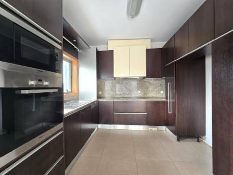 Moradia T4 | 3 Frentes | Sótão | Entrada IC29/A43