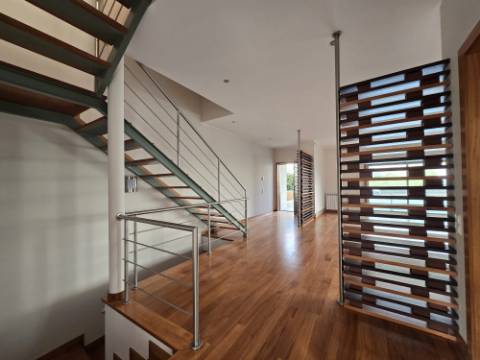 Moradia T4 | 3 Frentes | Sótão | Entrada IC29/A43