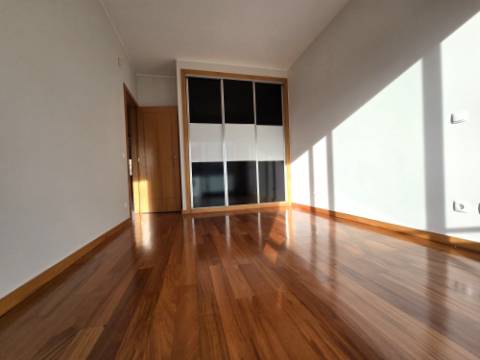 Moradia T4 | 3 Frentes | Sótão | Entrada IC29/A43