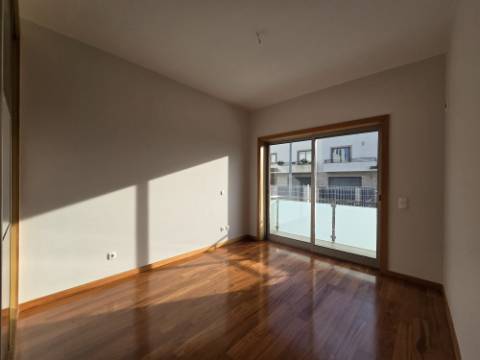 Moradia T4 | 3 Frentes | Sótão | Entrada IC29/A43