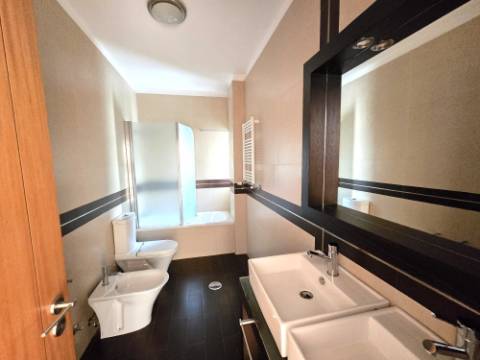 Moradia T4 | 3 Frentes | Sótão | Entrada IC29/A43