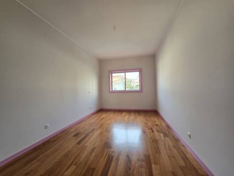 Moradia T4 | 3 Frentes | Sótão | Entrada IC29/A43