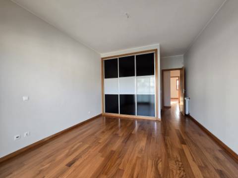 Moradia T4 | 3 Frentes | Sótão | Entrada IC29/A43