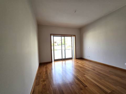 Moradia T4 | 3 Frentes | Sótão | Entrada IC29/A43