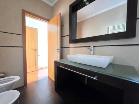 Moradia T4 | 3 Frentes | Sótão | Entrada IC29/A43