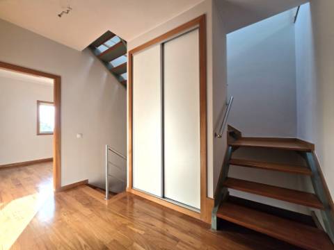 Moradia T4 | 3 Frentes | Sótão | Entrada IC29/A43