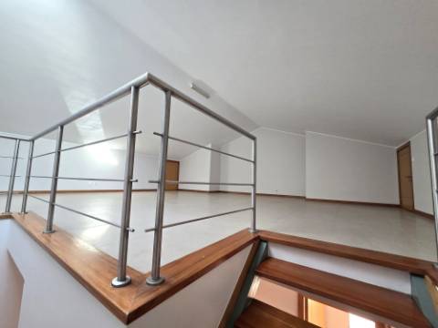 Moradia T4 | 3 Frentes | Sótão | Entrada IC29/A43