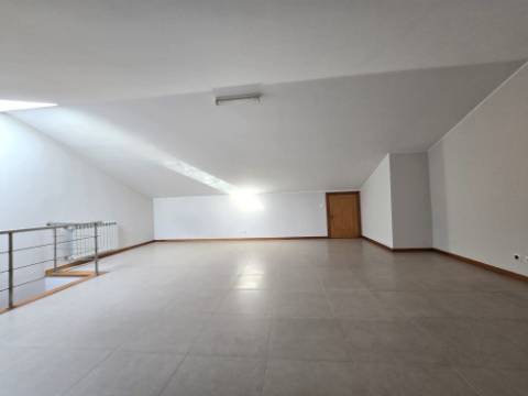 Moradia T4 | 3 Frentes | Sótão | Entrada IC29/A43