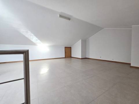 Moradia T4 | 3 Frentes | Sótão | Entrada IC29/A43