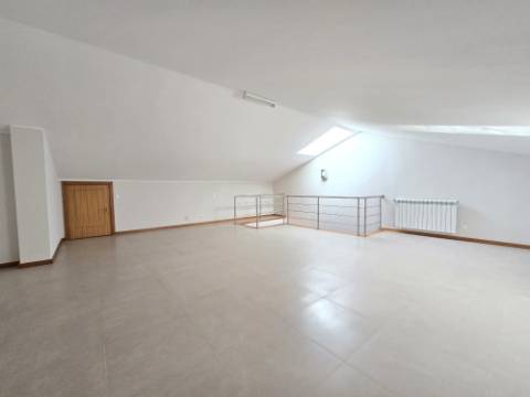 Moradia T4 | 3 Frentes | Sótão | Entrada IC29/A43