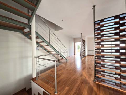 Moradia T4 | 3 Frentes | Sótão | Entrada IC29/A43