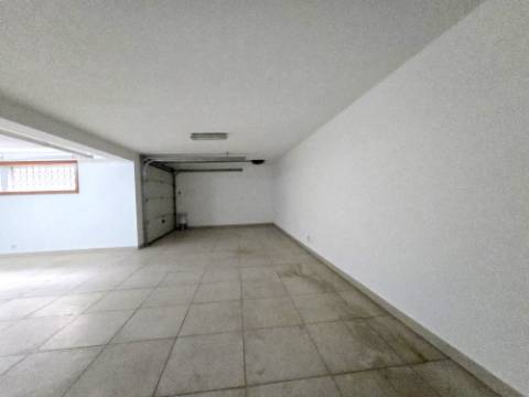 Moradia T4 | 3 Frentes | Sótão | Entrada IC29/A43