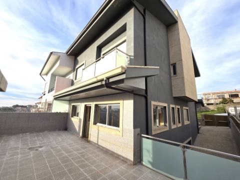 Moradia T4 | 3 Frentes | Sótão | Entrada IC29/A43