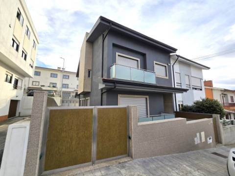 Moradia T4 | 3 Frentes | Sótão | Entrada IC29/A43