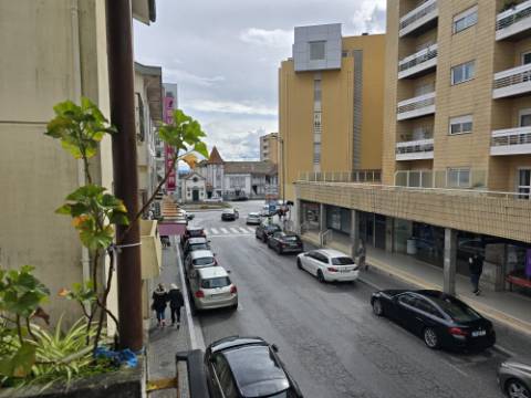 INVESTIMENTO - T5 Entrada Independente | Garagem | Peq. Quintal | Centro Gondomar