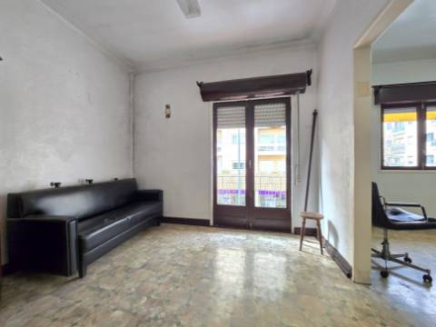 INVESTIMENTO - T5 Entrada Independente | Garagem | Peq. Quintal | Centro Gondomar