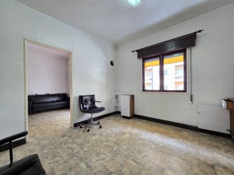 INVESTIMENTO - T5 Entrada Independente | Garagem | Peq. Quintal | Centro Gondomar