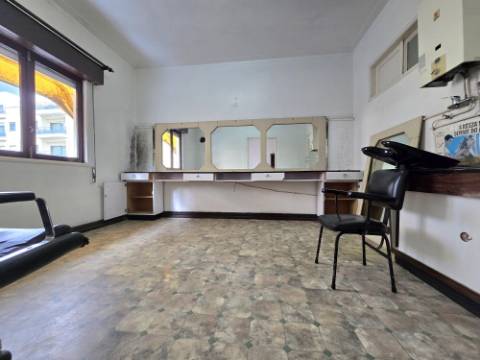 INVESTIMENTO - T5 Entrada Independente | Garagem | Peq. Quintal | Centro Gondomar