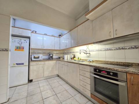 INVESTIMENTO - T5 Entrada Independente | Garagem | Peq. Quintal | Centro Gondomar